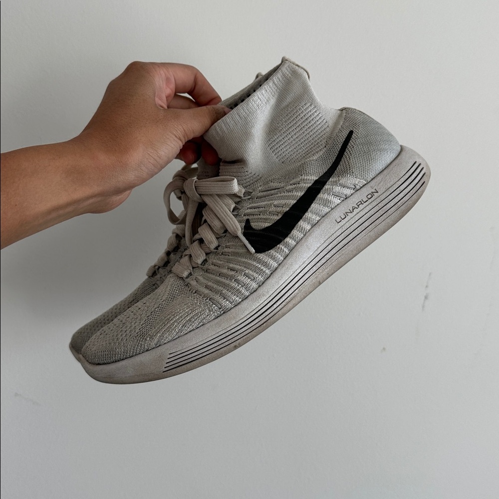 Nike LunarEpic Flyknit in Light Gray